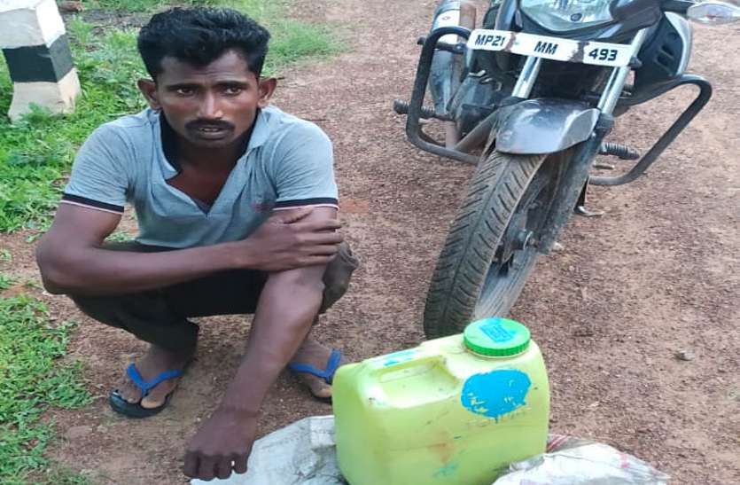 Excise department catches Mathura with twenty liters of liquor