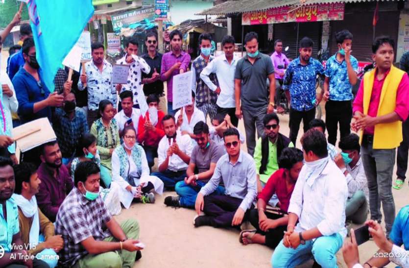 युकां व NSUI ने केन्द्रीय राज्य मंत्री के निवास दफ्तर का घेराव कर जमकर की नारेबाजी, फूंका केंद्र सरकार का पुतला युकां व NSUI ने केन्द्रीय राज्य मंत्री के निवास दफ्तर का घेराव कर जमकर की नारेबाजी, फूंका केंद्र सरकार का पुतला