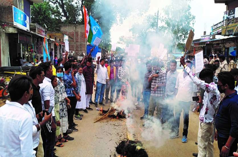 युकां व NSUI ने केन्द्रीय राज्य मंत्री के निवास दफ्तर का घेराव कर जमकर की नारेबाजी, फूंका केंद्र सरकार का पुतला