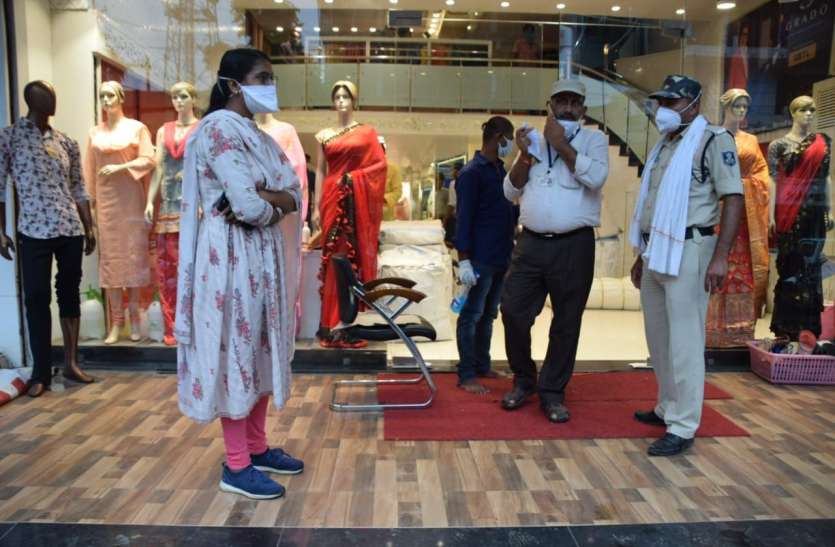 Blackberry showroom managers including showroom manager ब्लैकबेरी शोरूम के मैनेजर समेत चार की रिपोर्ट corona पॉजिटिव, शिल्पी प्लाजा में शोरूम सील