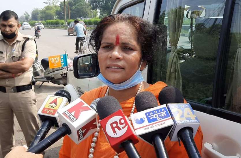 sadhvi.jpg साध्वी प्राची ने साधा प्रियंका कांग्रेस और चाइना पर निशाना