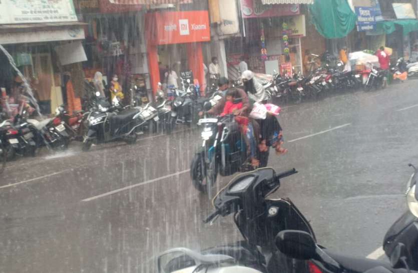 Weather update: heavy rains in Khandwa सिस्टम सक्रिय होते ही मानसून ने पकड़ी रफ्तार, झमाझम बारिश का सिलसिला शुरू