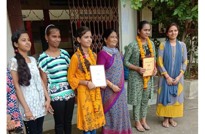 नगर के ऑटो चालक की बेटी ने बढ़ाया गौरव, पाया मैरिट में दूसरा स्थान नगर के ऑटो चालक की बेटी ने बढ़ाया गौरव, पाया मैरिट में दूसरा स्थान