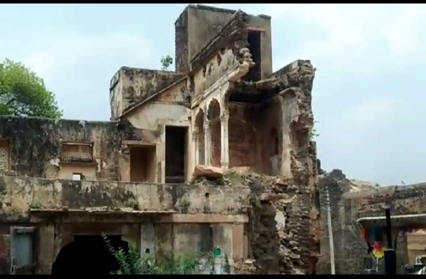 जर्जर हो रही विरासत, जिम्मेदार नहीं देख रहे शीश महल की हालत जर्जर हो रही विरासत, जिम्मेदार नहीं देख रहे शीश महल की हालत