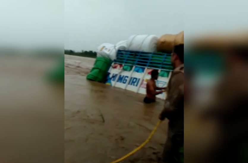 bijnor.jpg बारिश से अचानक बढ़ा नदी का जलस्तर, वाहन समेत पति-पत्नी तेज बहाव में बहे, पुलिसकर्मियों ने बचाई जान
