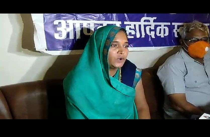 वीरांगना ने लगाया सांगोद विधायक भरत सिंह पर शहीद की मूर्ति लगाने में रोड़ा लगाने का आरोप वीरांगना ने लगाया सांगोद विधायक भरत सिंह पर शहीद की मूर्ति लगाने में रोड़ा लगाने का आरोप