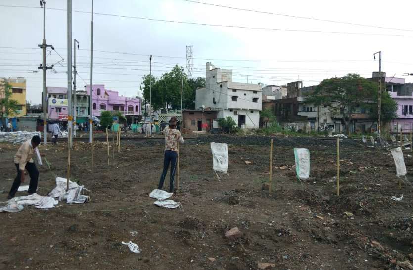 Dismantling soil even after filling the pit dug the underbridge, can go a little careless जरा सी लापरवाही से जा सकती है जान, अंडरब्रिज को खोदे गए गड्ढे को भरने के बाद भी धंसी मिट्टी