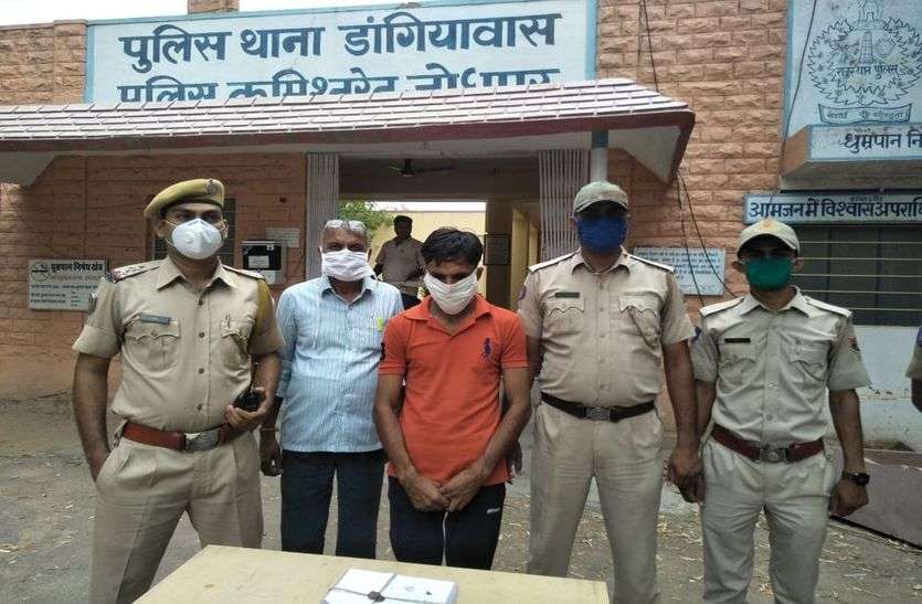महिला पर फायरिंग का आरोपी गिरफ्तार, 12 बोर बंदूक व 15 कारतूस जब्त महिला पर फायरिंग का आरोपी गिरफ्तार, 12 बोर बंदूक व 15 कारतूस जब्त