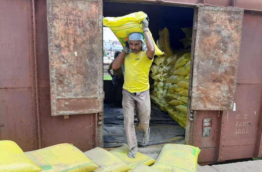 ब्लैक में बिक रहा यूरिया ब्लैक में बिक रहा यूरिया, 270 की बोरी 500 में