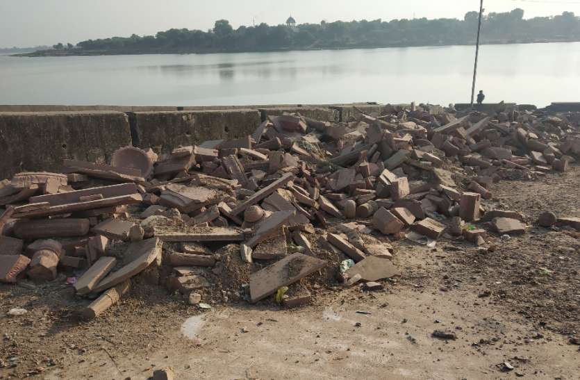 मलबे में बदल गया 50 लाख की छतरियों का निर्माण मलबे में बदल गया 50 लाख की छतरियों का निर्माण