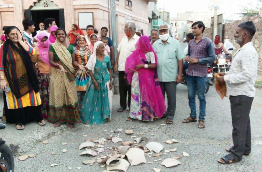 महिलाओं का टूटा सब्र महिलाओं का टूटा सब्र