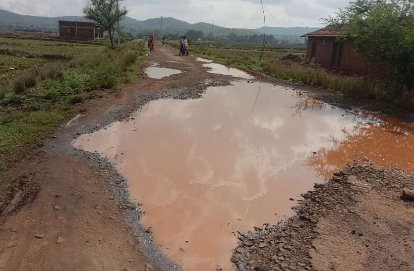 62 lakh spent, road turned into pits, rain water filled 62 लाख खर्च, गड्ढों में तब्दील हुई सड़क, भरा बारिश का पानी