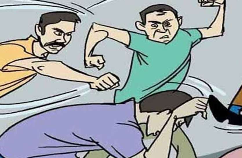 दबिश देने गई पुलिस टीम पर पथराव, महिला कांस्टेबल समेत चार पुलिकर्मी घायल दबिश देने गई पुलिस टीम पर पथराव, महिला कांस्टेबल समेत चार पुलिकर्मी घायल