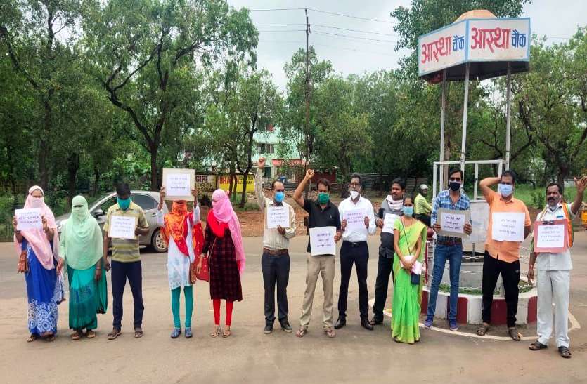पेट्रोल-डीजल की बढ़ती कीमत के विरोध में कौमी एकता कमेटी ने किया प्रदर्शन, कांग्रेस ने जलाया पुतला पेट्रोल-डीजल की बढ़ती कीमत के विरोध में कौमी एकता कमेटी ने किया प्रदर्शन, कांग्रेस ने जलाया पुतला