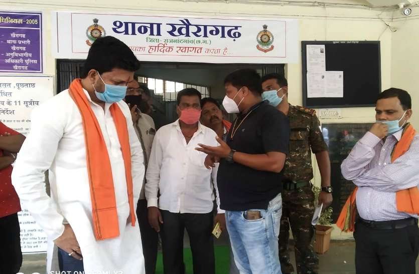 चिटफंड कंपनी बनाकर ठगी, खैरागढ़ भाजपा मंडल अध्यक्ष गिरफ्तार, थानेदार से भिड़े भाजपाई, जमकर हुई कहासुनी चिटफंड कंपनी बनाकर ठगी, खैरागढ़ भाजपा मंडल अध्यक्ष गिरफ्तार, थानेदार से भिड़े भाजपाई, जमकर हुई कहासुनी
