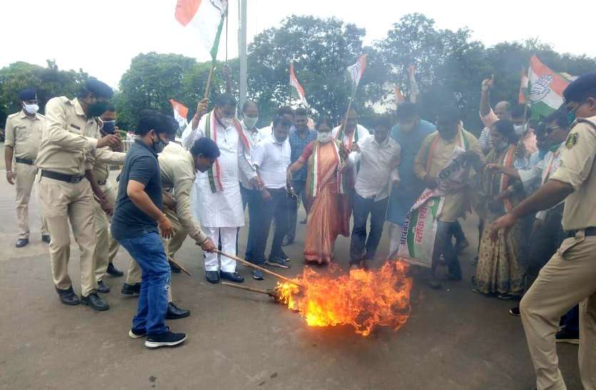 पेट्रोल-डीजल की बढ़ती कीमत के विरोध में कौमी एकता कमेटी ने किया प्रदर्शन, कांग्रेस ने जलाया पुतला