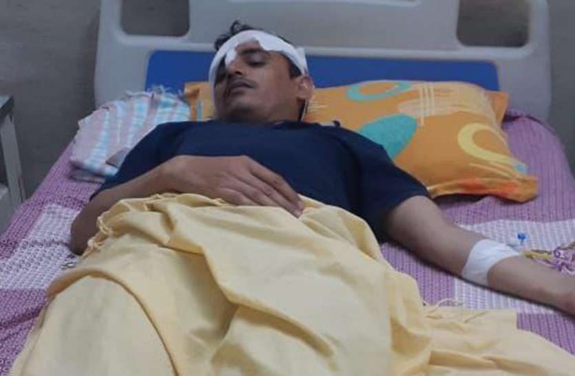 Illegal sand trader attack mineral staff, four injured with inspector रेत कारोबारी ने गुर्गों संग मिलकर खनिज अमले पर किया हमला, खनिज निरीक्षक सहित चार घायल