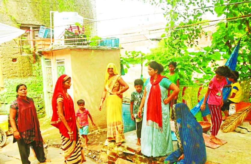 तीन-चार माह का भ्रूण मिला भोई मोहल्ले के नाले में तीन-चार माह का भ्रूण मिला भोई मोहल्ले के नाले में