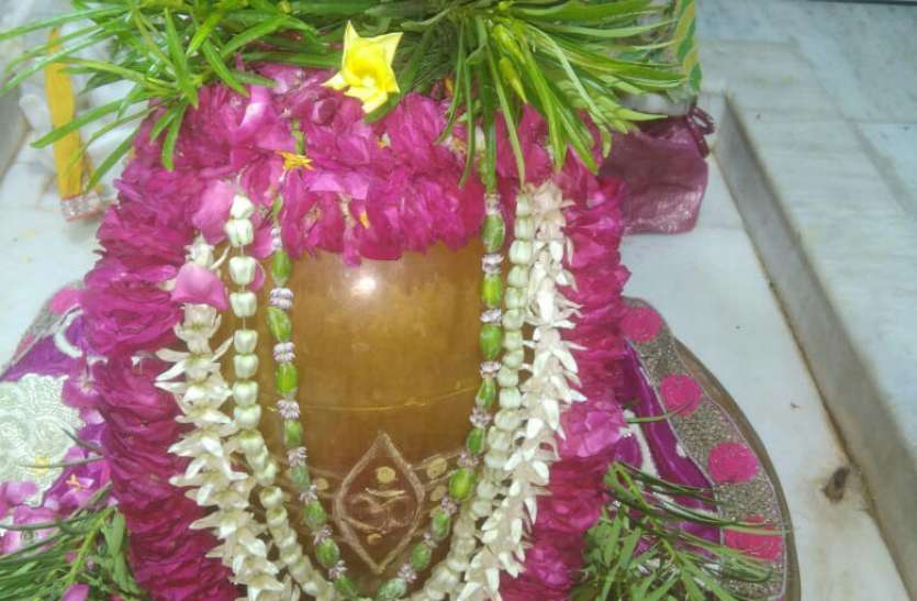 सावन का पहला सोमवार.... शिवालयों में सोशल डिस्टेंसिंग के साथ पूजा सावन का पहला सोमवार.... शिवालयों में सोशल डिस्टेंसिंग के साथ पूजा