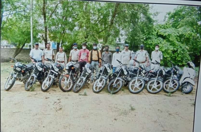 चोर गिरोह के चार सदस्य गिरफ्तार, 11 बाइक बरामद चोर गिरोह के चार सदस्य गिरफ्तार, 11 बाइक बरामद