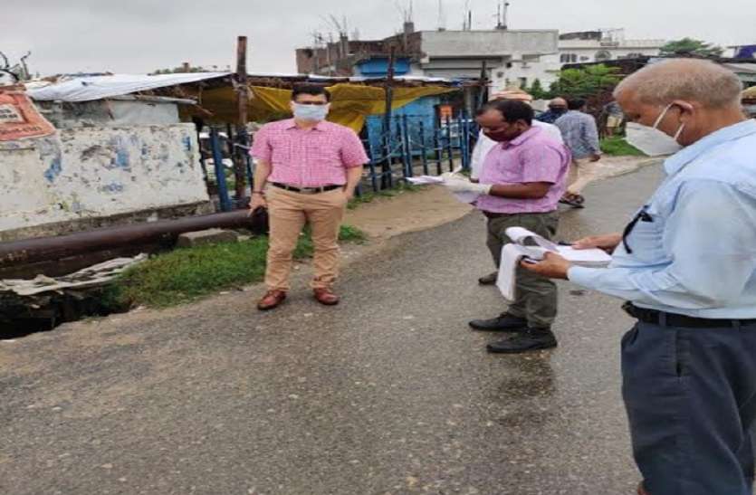 बरसात में सड़क पर निकले मंडलायुक्त ने देखा मौत का कुआं तो अधिकारियों को दी सख्त हिदायत बरसात में सड़क पर निकले मंडलायुक्त ने देखा मौत का कुआं तो अधिकारियों को दी सख्त हिदायत