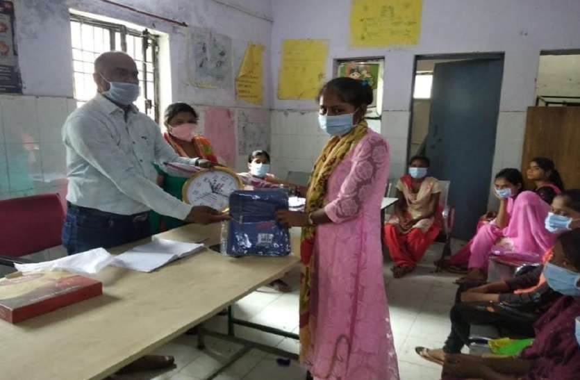 किशोरावस्था की समस्याओं से अब निजात दिलाएंगे पीयर एजुकेटर, इन बातों की देंगे जानकारियां किशोरावस्था की समस्याओं से अब निजात दिलाएंगे पीयर एजुकेटर, इन बातों की देंगे जानकारियां