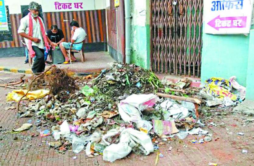 Cleaning system derailed as soon as the officer changes Municipal Corporation: अधिकारी बदलते ही पटरी से उतरी सफाई व्यवस्था, हमसे छिन न जाए तमगा