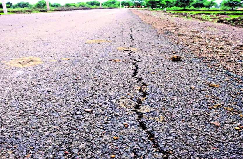 Not a month has been built that the road from Bagatrai-Gatapar to Sukul Daihan was uprooted ... निर्माण हुए एक माह भी बीता नहीं कि उखडऩे लगी बागतराई-गातापार से सुकुलदैहान तक बनी सड़क ...