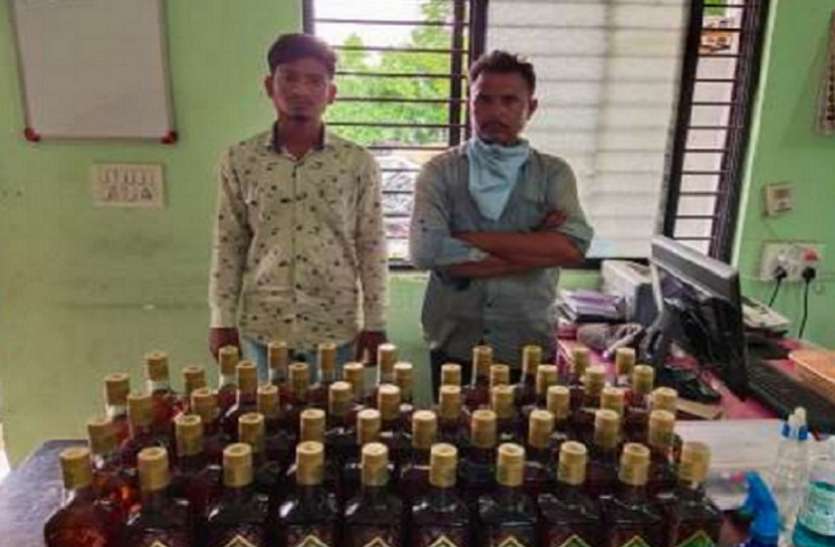 शराब छिपाने को ऑटो रिक्शा में सीट के नीचे बनाए थे खाने, पुलिस ने फिर भी दबोचा शराब छिपाने को ऑटो रिक्शा में सीट के नीचे बनाए थे खाने, पुलिस ने फिर भी दबोचा
