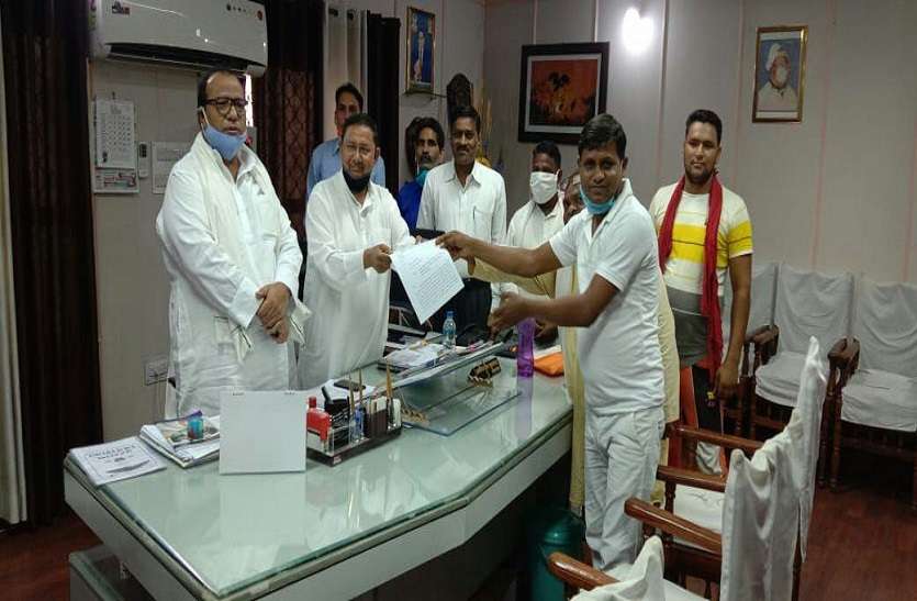ढाई साल से प्रति सफाई श्रमिक छह रुपए कम हो रहा भुगतान, सीएम के सामने उठा मुद्दा ढाई साल से प्रति सफाई श्रमिक छह रुपए कम हो रहा भुगतान, सीएम के सामने उठा मुद्दा