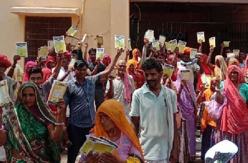 प्रवासियों व ग्रामीणों ने रोजगार की मांग को लेकर किया प्रदर्शन प्रवासियों व ग्रामीणों ने रोजगार की मांग को लेकर किया प्रदर्शन
