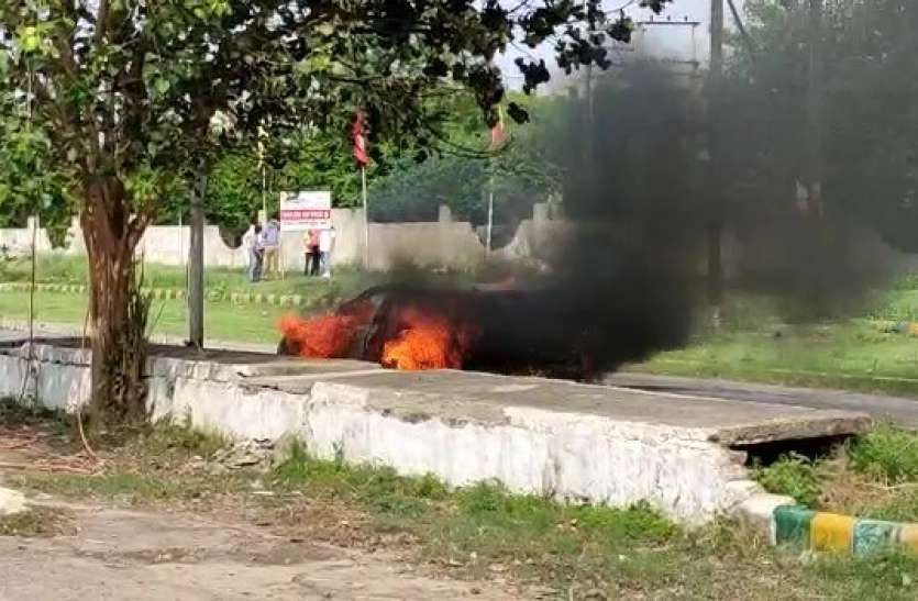 car.jpg चलती मर्सिडीज में लगी आग, दंपति ने कूदकर बचाई जान, रुपये से भरा बैग और कार जलकर राख
