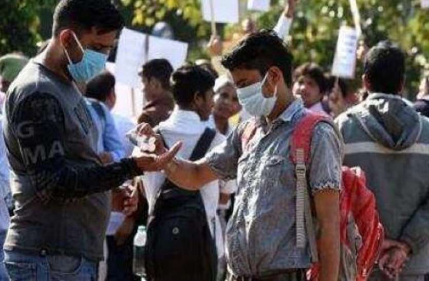 कोरोना संक्रमित द्वारा मास्क लगाने के बाद भी 70 फीसदी संक्रमण का खतरा, सतर्कता ही बचा सकती है जान कोरोना संक्रमित द्वारा मास्क लगाने के बाद भी 70 फीसदी संक्रमण का खतरा, सतर्कता ही बचा सकती है जान