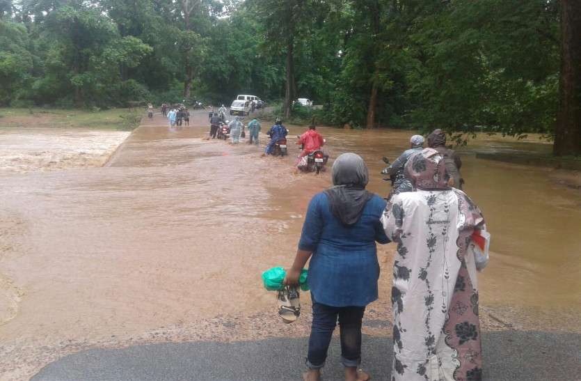 धमतरी: भारी बारिश से नदी नाले उफान पर, आठदारहा नाला में बाढ़ से 12 गांवों का टूटा संपर्क धमतरी: भारी बारिश से नदी नाले उफान पर, आठदारहा नाला में बाढ़ से 12 गांवों का टूटा संपर्क