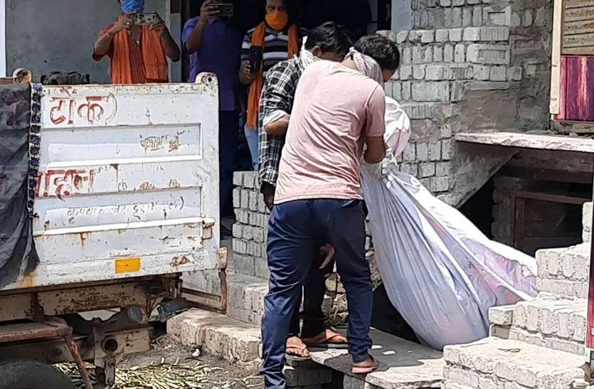 दुकान के बेसमेंट में शव मिलने से फैली सनसनी, पुलिस ने अस्पताल की मोर्चरी में रखवाया शव दुकान के बेसमेंट में शव मिलने से फैली सनसनी, पुलिस ने अस्पताल की मोर्चरी में रखवाया शव
