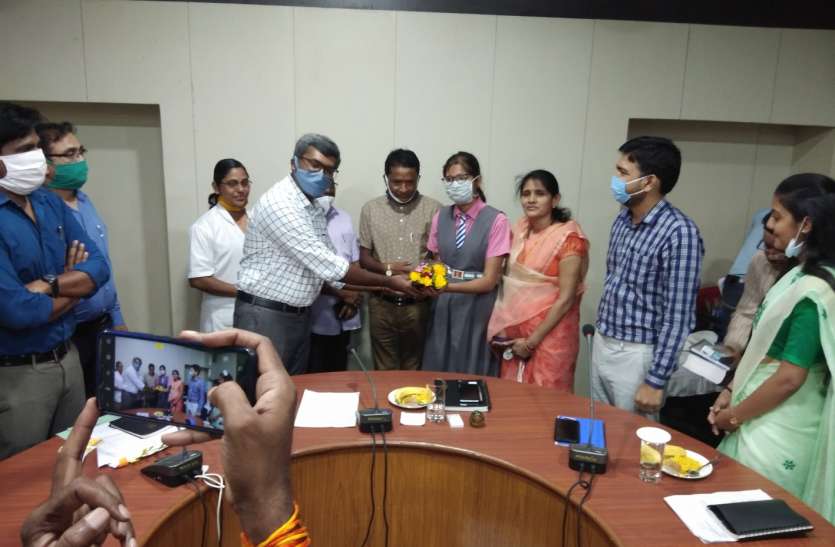 The collector honored the talented students प्रतिभावान छात्रों का कलेक्टर ने किया सम्मान