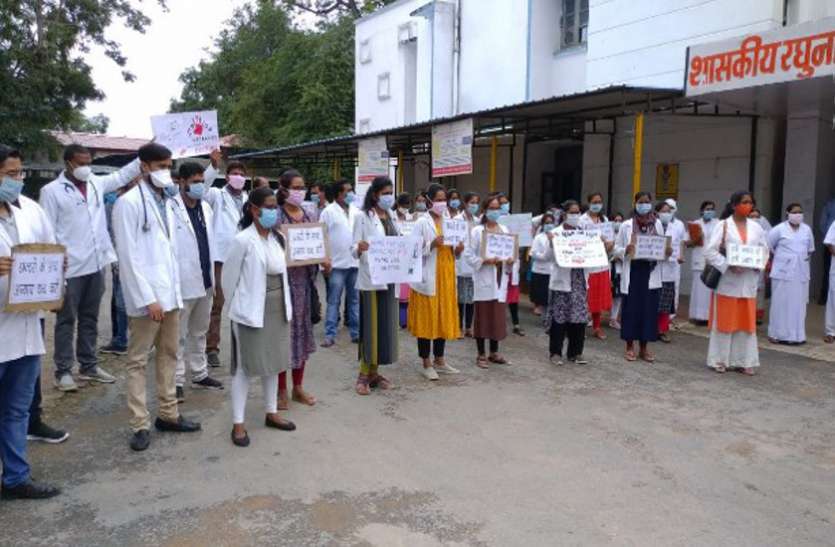 doctors_strike.jpg थप्पड़ मारने पर डॉक्टरों ने ओपीडी बंद कर की हड़ताल, एएसपी बोले- गिरफ्तार हो चुका है आरोपी तब लौटे काम पर