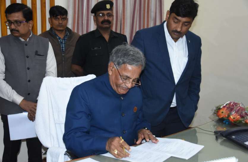 जेएनवीयू कुलपति के नाम से बनाई 3 फर्जी आईडी, शिक्षकों को भेजे ई-मेल जेएनवीयू कुलपति के नाम से बनाई 3 फर्जी आईडी, शिक्षकों को भेजे ई-मेल