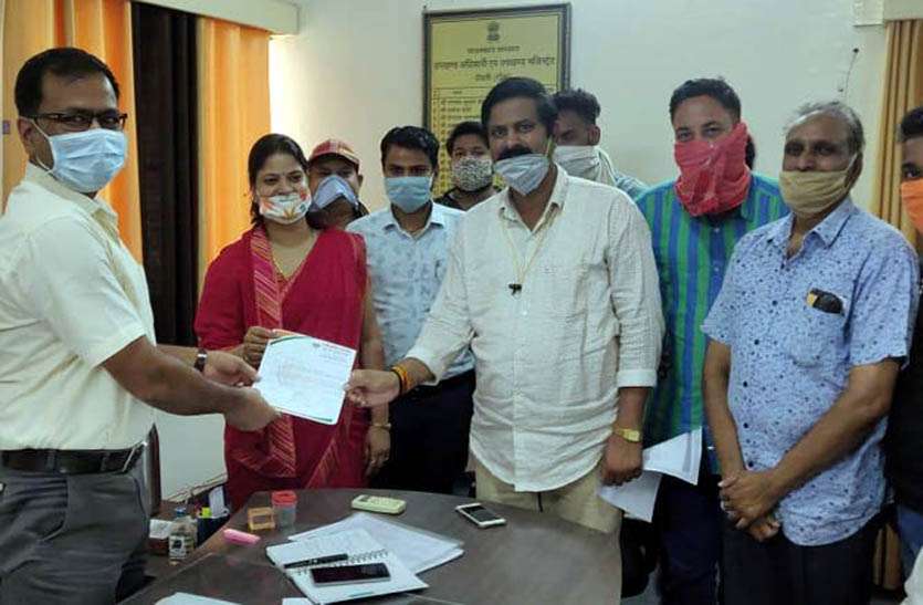 तीन माह के बिजली के बिल माफ करवाने की मांग, भाजपा कार्यकर्ताओं ने सौंपा ज्ञापन तीन माह के बिजली के बिल माफ करवाने की मांग, भाजपा कार्यकर्ताओं ने सौंपा ज्ञापन