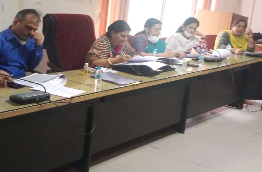 Minister Bhupesh reviewed the department, discussed to make women self मंत्री भूपेश ने विभाग की समीक्षा की, महिलाओं को आत्मनिर्भर बनाने पर हुई चर्चा