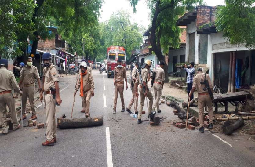 सड़क हादसे में नाना-नाती समेत तीन की मौत, आक्रोशित लोगों ने किया चक्काजाम सड़क हादसे में नाना-नाती समेत तीन की मौत, आक्रोशित लोगों ने किया चक्काजाम