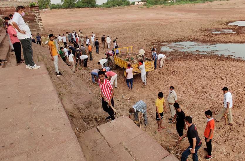 100 जवानों के साथ स्थानीय लोगों ने दो घंटे तक किया श्रमदान 100 जवानों के साथ स्थानीय लोगों ने दो घंटे तक किया श्रमदान