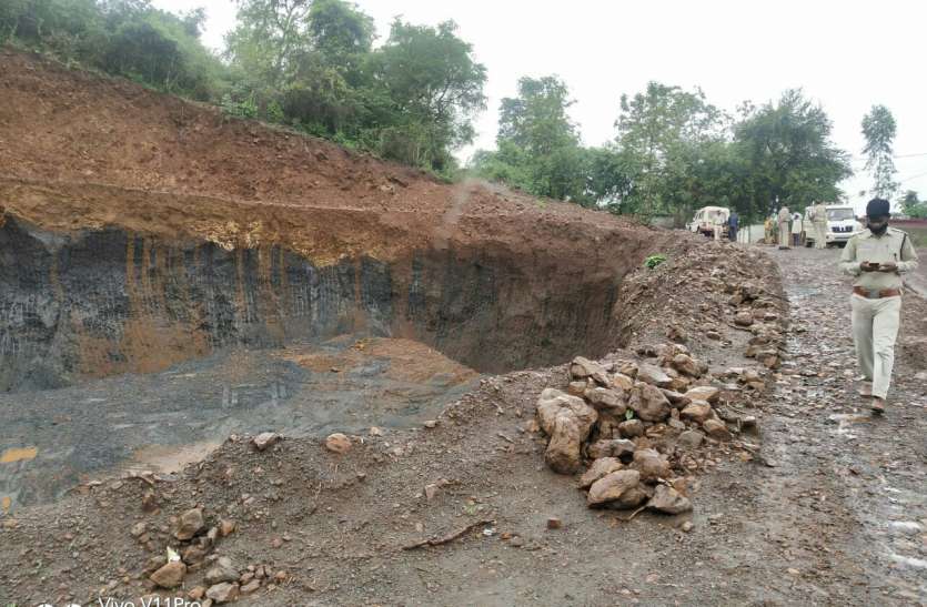 यहां के माफिया हैं बेहद शातिर, आसानी से खोज लेते हैं जमीन में छिपा खजाना यहां के माफिया हैं बेहद शातिर, आसानी से खोज लेते हैं जमीन में छिपा खजाना
