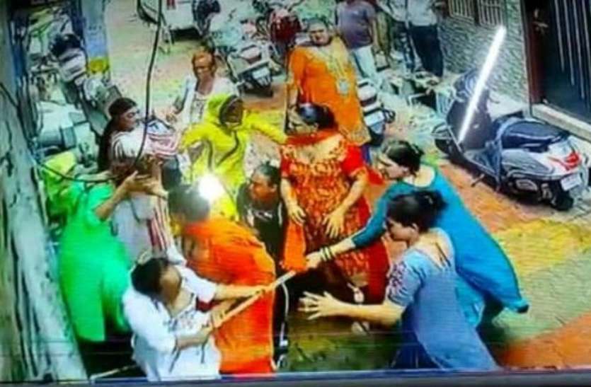 meerut2.jpg Meerut: किन्नरों की पंचायत में वर्चस्व को लेकर हुआ खूनी संघर्ष, चार घायल