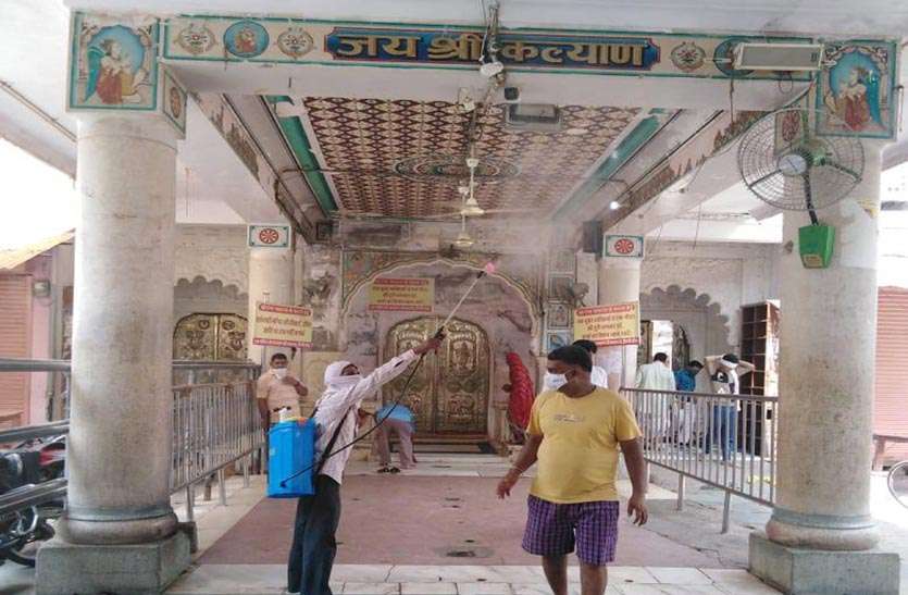 Diggi Kalyan Ji श्रीजी के दर्शनार्थ उमड़ी श्रद्धालुओं की भीड़ के बाद मंदिर परिसर एवं बाजार को सैनिटाइज करवाया