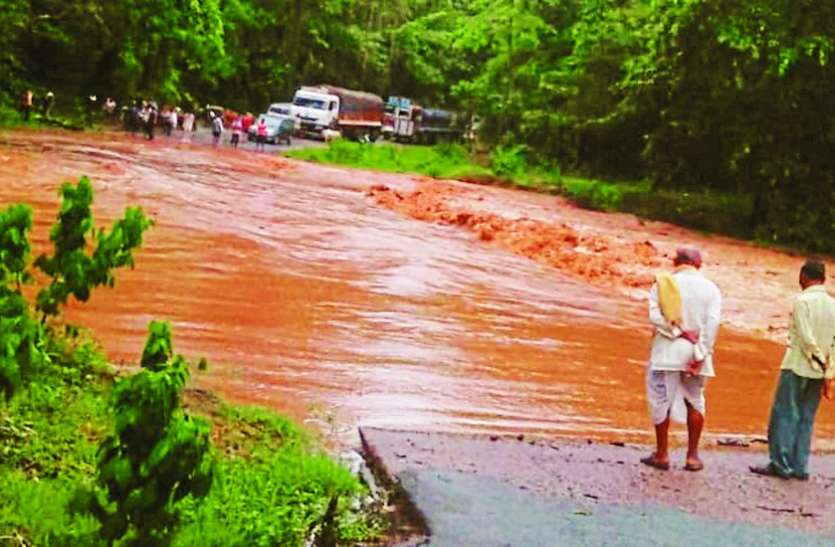 आठदारहा नाला में बाढ़ से 12 गांवों का टूटा संपर्क आठदारहा नाला में बाढ़ से 12 गांवों का टूटा संपर्क