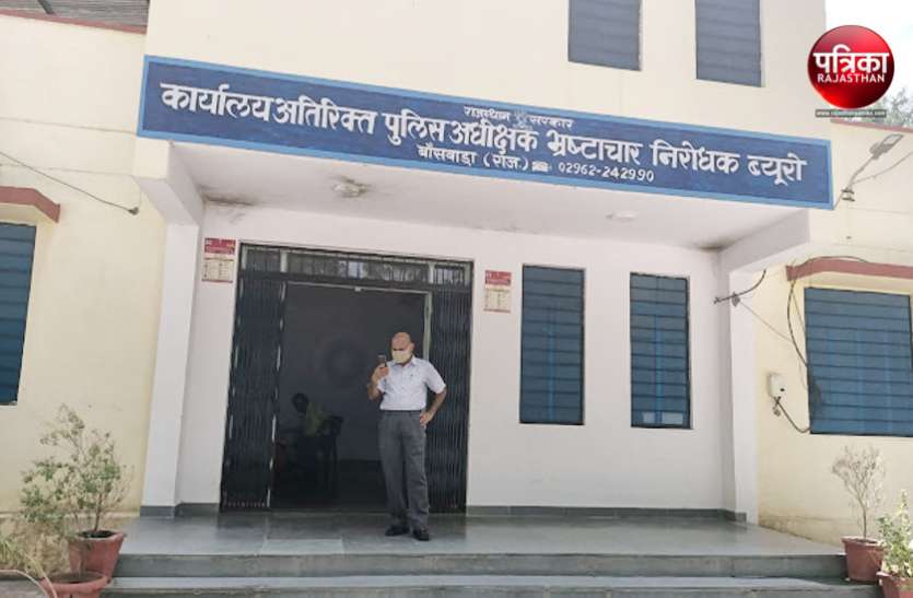 राजस्थान : बिजली कनेक्शन कराने के नाम पर 3500 रुपए रिश्वत लेते लाइनमैन रंगे हाथों गिरफ्तार राजस्थान : बिजली कनेक्शन कराने के नाम पर 3500 रुपए रिश्वत लेते लाइनमैन रंगे हाथों गिरफ्तार