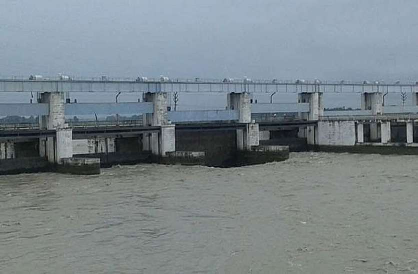 यह सीकिया पहलवान उकसा रहा है बलिष्ठ पहलवान को यह सीकिया पहलवान उकसा रहा है बलिष्ठ पहलवान को
