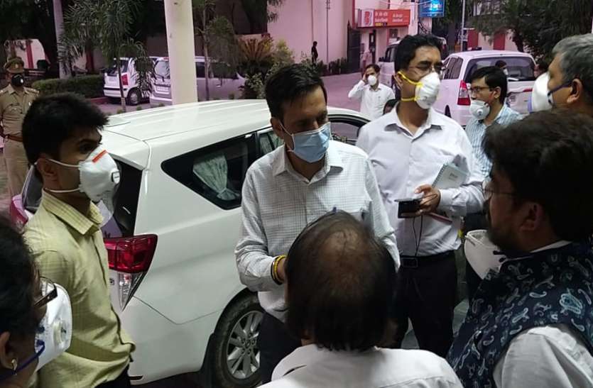 noida.jpg कोरोना से खौफजदा चार डाक्टरों और 40 नर्सों ने छोड़ी नौकरी, अपर मुख्य सचिव ने दिए FIR के निर्देश