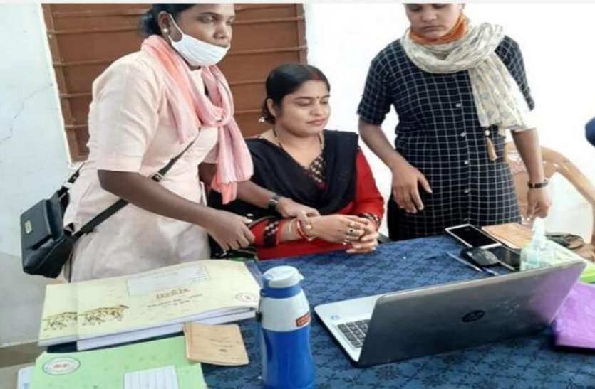 ACB Raid: बेमेतरा में महिला पटवारी, सूरजपुर में BEO रिश्वत लेते गिरफ्तार ACB Raid: बेमेतरा में महिला पटवारी रिश्वत लेते गिरफ्तार, एसीबी ने तीन रिश्वतखोरों पर कसा शिकंजा